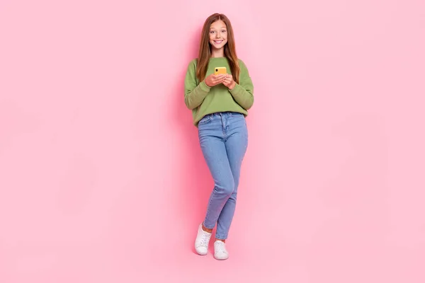 Full Length Photo Positive Cute School Girl Ubrana Zielona Bluza — Zdjęcie stockowe