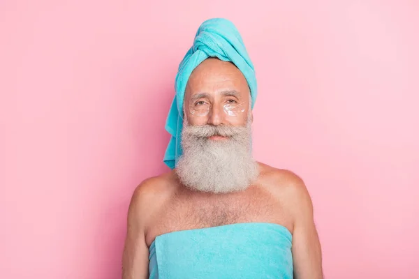 Porträtt Pensionär Man Tillämpa Kosmetika Grädde Lotion Ögonen Efter Bad — Stockfoto