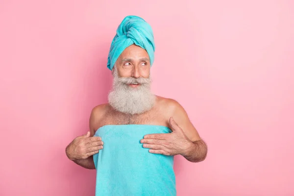 Φωτογραφία Του Ηλικιωμένου Άνδρα Δούμε Κενό Χώρο Μετά Μπάνιο Ρουτίνας — Φωτογραφία Αρχείου