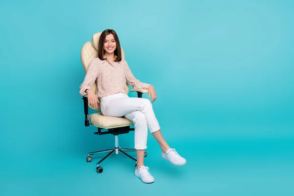 魅力的な豪華なビジネスマンの完全な長さの写真快適な椅子に座っている女性空のスペース広告ボスは 明るい青の色の背景に隔離 — ストック写真