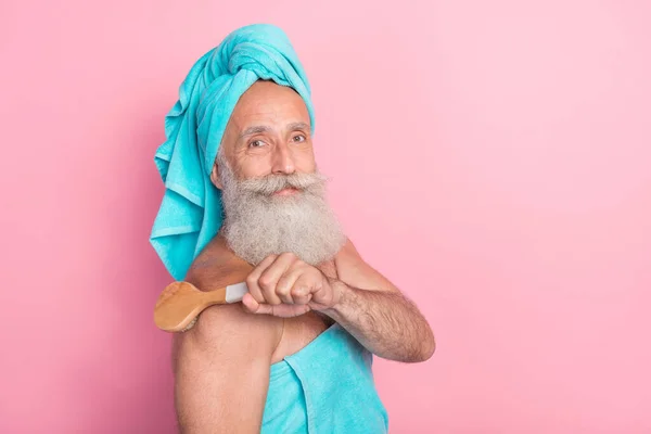 Foto Pensionerad Man Föryngrande Användning Massage Borste Handen Har Spa — Stockfoto