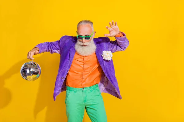 Çılgın Emeklinin Fotoğrafı Disko Topu Dans Pisti Renkli Arka Planda — Stok fotoğraf