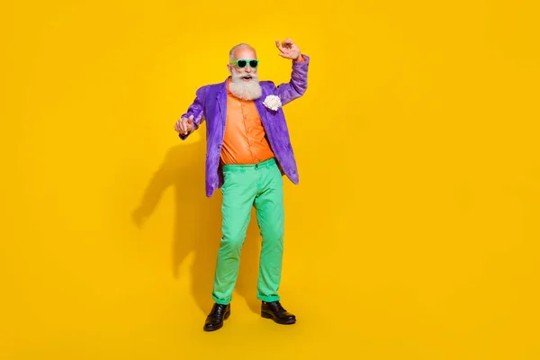 Фотографія Повної Довжини Крутого Хорошого Настрою Хлопець Одягнений Фіолетовий Оксамитовий — стокове фото