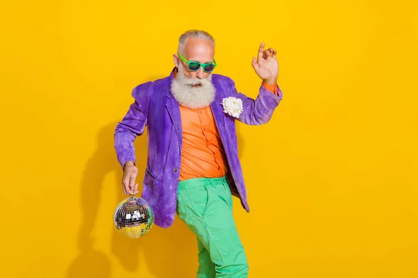Porträt Von Funky Positive Gealterten Mann Arm Halten Glühende Discokugel — Stockfoto