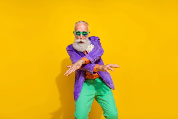 Yakışıklı Büyükbabanın Fotoğrafı Dans Ederken Eğlenin Sarı Arka Planda Izole — Stok fotoğraf