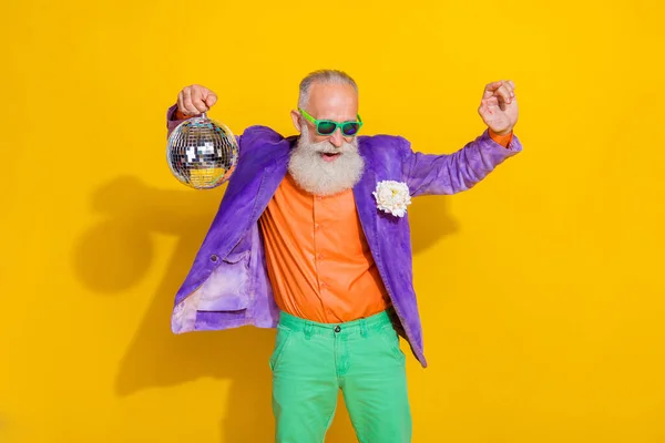 Müthiş Mutlu Büyükbaba Ele Tutuşan Disko Topunun Fotoğrafı Sarı Arka — Stok fotoğraf