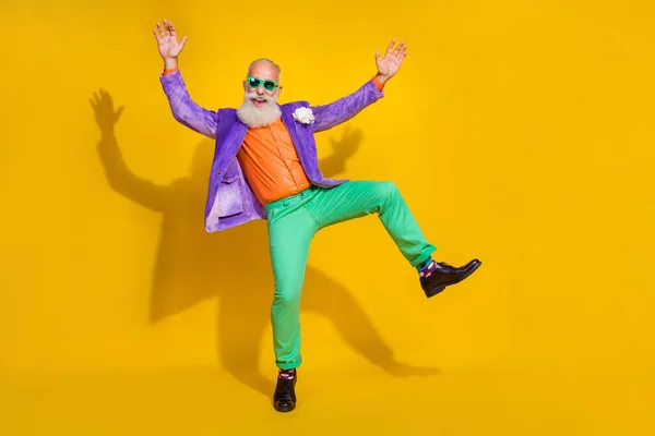 Menekşe Rengi Kadife Ceketli Havalı Bir Adamın Uzun Boylu Fotoğrafı — Stok fotoğraf