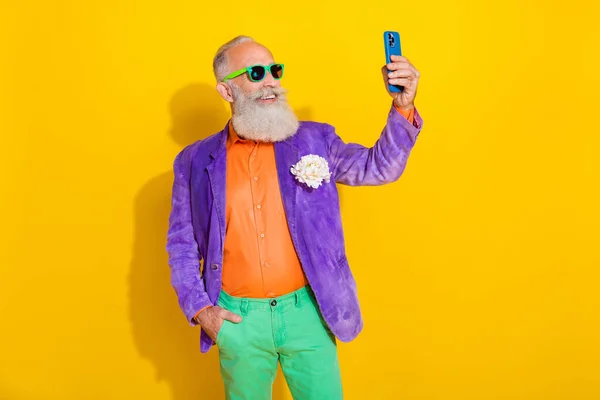 Neşeli Pozitiflerin Fotoğrafı Telefon Tut Sarı Arkaplanda Izole Edilmiş Selfie — Stok fotoğraf
