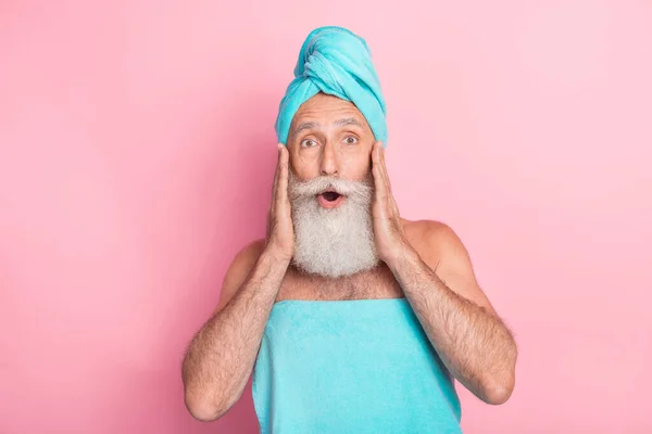Портрет Шокированного Пожилого Мужчины Впечатляет Процедуры Уходу Телом Скидки Изолированы — стоковое фото