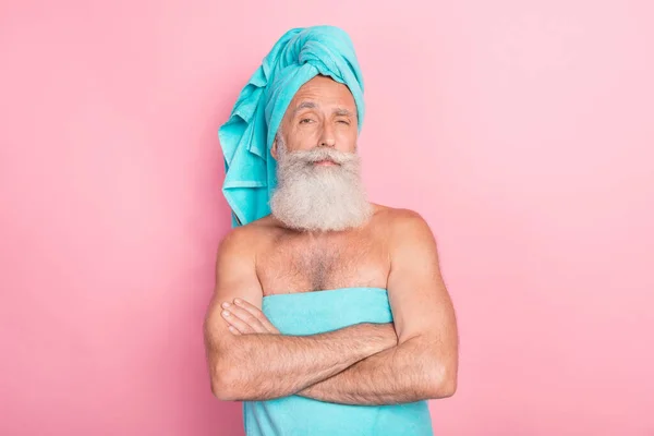 Foto Pria Senior Dengan Lengan Menyilang Membutuhkan Prosedur Perawatan Berkualitas — Stok Foto