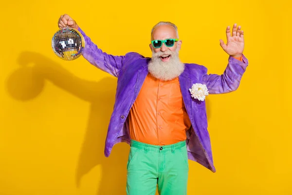 Heyecanlı Emekli Büyükbabanın Fotoğrafı Parlak Disko Topu Dans Pisti Diskoteğini — Stok fotoğraf