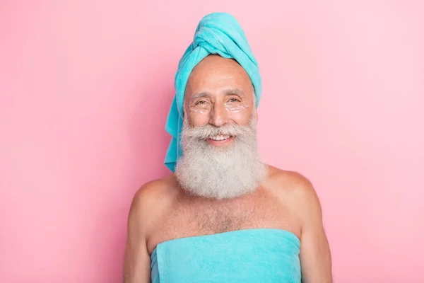 Retrato Jubilado Pensionista Han Terapia Mimos Aplicar Gel Aislado Sobre — Foto de Stock