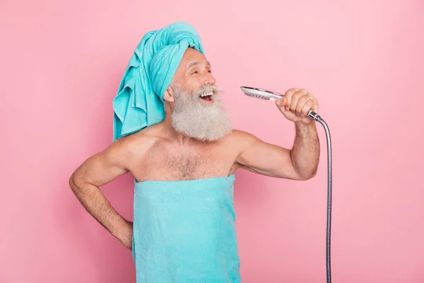 Fénykép Vicces Idősebb Férfi Énekelni Fürdés Használata Zuhanyzó Fej Mint — Stock Fotó
