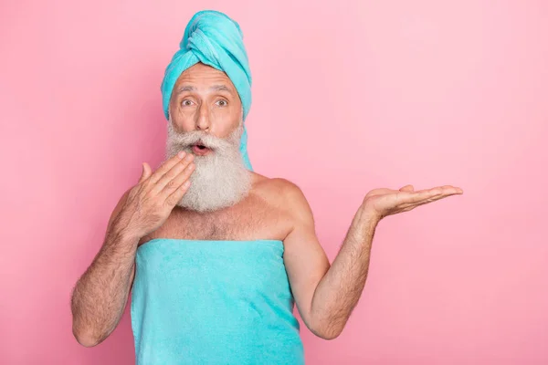 Foto Des Erstaunten Rentners Hält Hand Hand Ratschläge Neue Sauna — Stockfoto