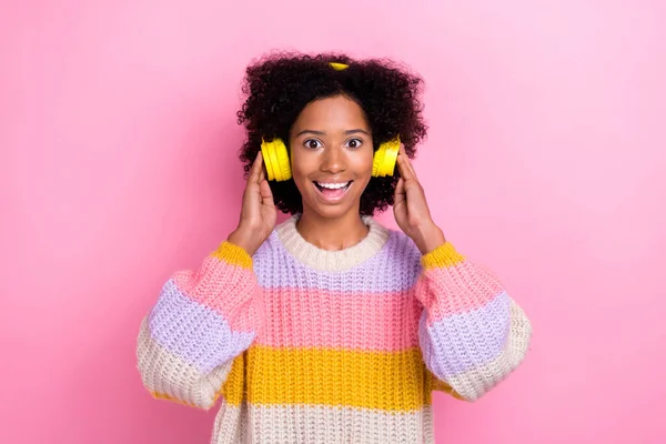 스웨터를 무아지경의 소녀가 분홍색 배경에 고립된 헤드폰을 만지는 — 스톡 사진
