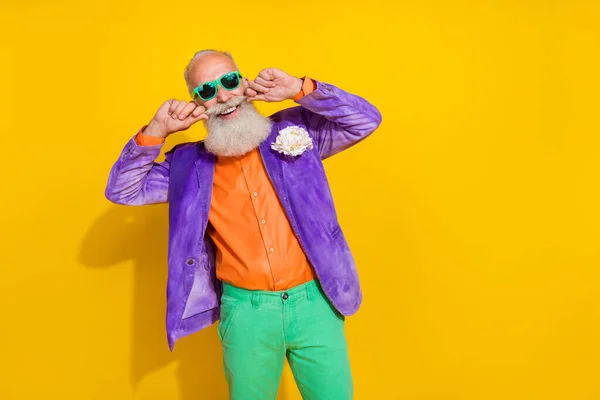 Foto Hombre Elegante Vestido Colorido Ropa Brillante Desgaste Gafas Buen —  Fotos de Stock