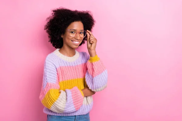 분칠을 스웨터를 여학생의 사진은 쇼핑을 제공하는 안경을 착용하고 — 스톡 사진