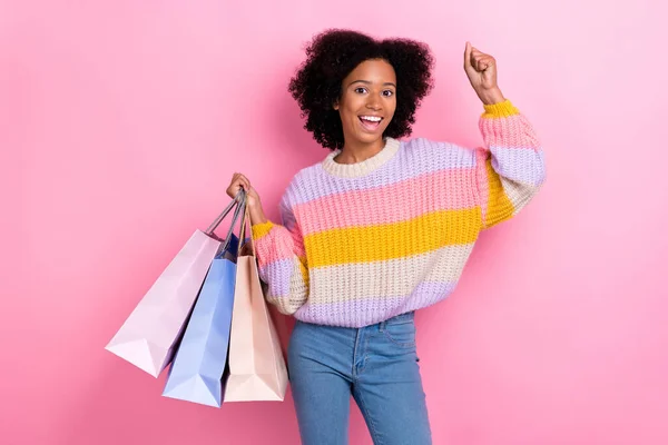 색깔의 스웨터를 소녀의 쇼핑백에 배경에 고립된 주먹을 — 스톡 사진