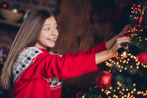 甘い面白い女の子のプロフィールポートレートぶら下げ赤ちゃんのおもちゃ松モミの木は屋内でお祝いの魔法の家を作成します — ストック写真