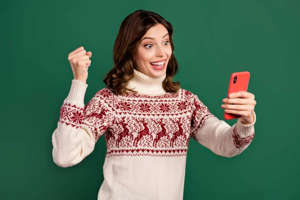 Heyecanlı Bayanın Portresi Telefon Kullan Yumruk Başarısını Yeşil Arka Planda — Stok fotoğraf