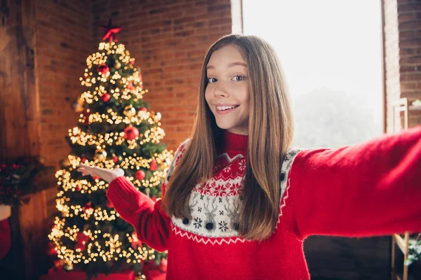Porträtt Härlig Positiv Person Selfie Hand Visar Nyår Belysning Träd — Stockfoto