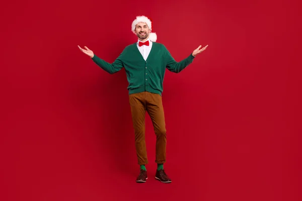 フルサイズ写真の上品なエレガントな人の手を上げる手演奏新年ショー孤立した赤の色の背景 — ストック写真