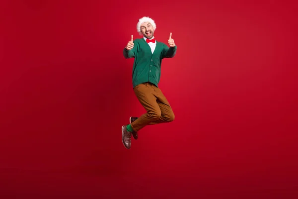 Aşırı Neşeli Çılgın Adamın Tüm Vücut Portresi Zıplayan Eller Kırmızı — Stok fotoğraf