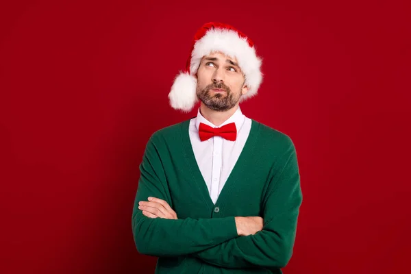 Фото Молодого Розумного Похмурого Чоловіка Елегантного Одягу Санта Клауса Капелюха — стокове фото