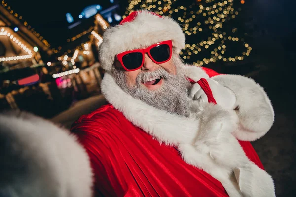 Portrait Excited Crazy Grandfather Santa Claus Make Selfie Evening City — Stock Photo, Image