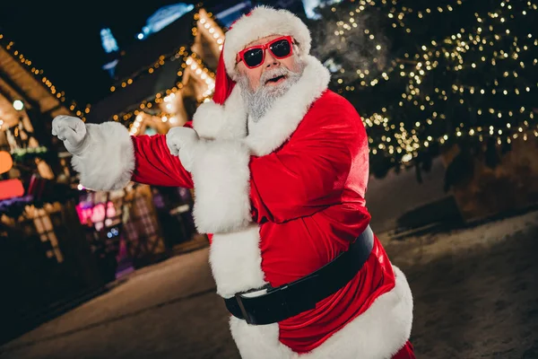 Portret Van Funky Opa Santa Claus Veel Plezier Dansen Nieuwjaar — Stockfoto