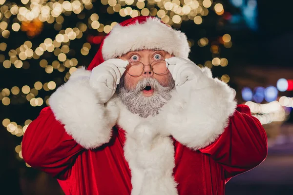 Retrato Papai Noel Impressionado Lábios Amuados Braços Tocar Óculos Olhando — Fotografia de Stock