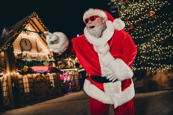 Retrato Papai Noel Louco Animado Rindo Ponto Dedo Festivo Árvore — Fotografia de Stock