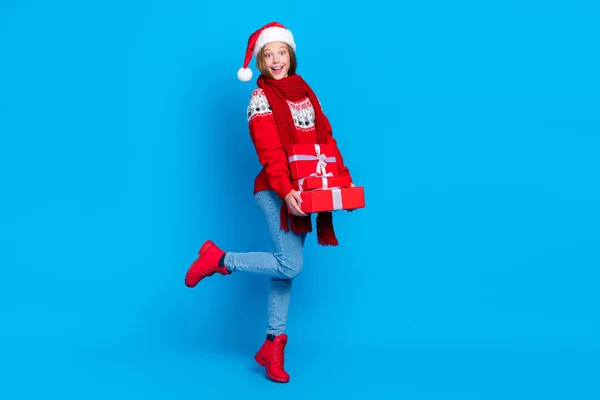 Фотографія Повної Довжини Смішної Враженої Шкільної Дівчини Одягненої Червоний Різдвяний — стокове фото