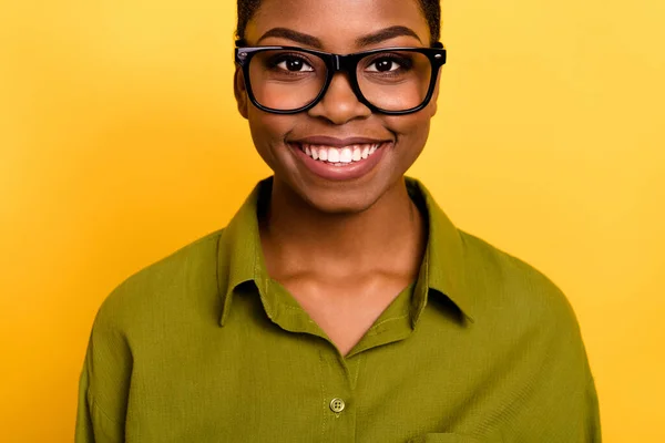 クロップビューポートレートの魅力的な陽気な知的女の子時間エグゼクティブ専門家隔離上の明るい黄色の背景 — ストック写真