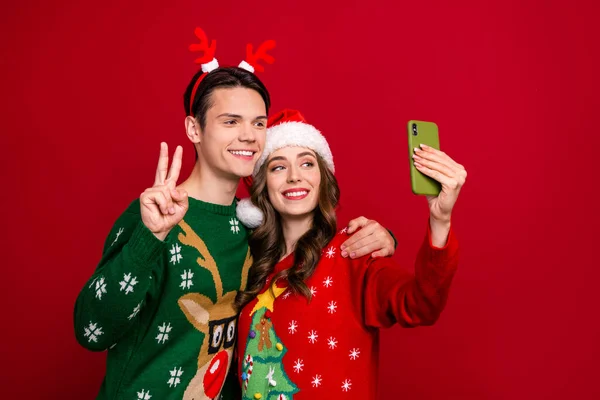 Portrait Two Cheerful Funny People Hug Make Selfie Show Sign — Stock Photo, Image