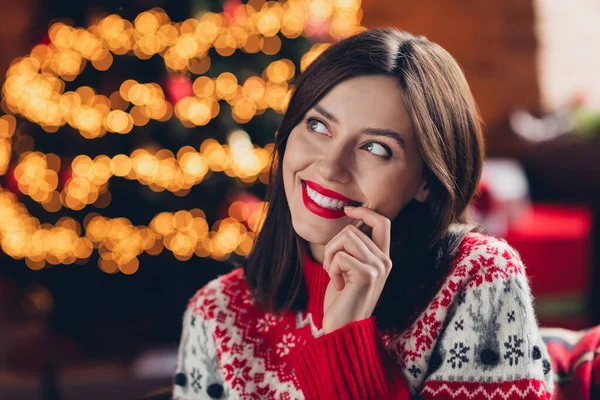 若いですかわいいですかわいいです居心地の良い女性の肖像古い快適なセーター一口指おもちゃの笑顔夢を見てモックアップクリスマスプレゼントを屋内と思う — ストック写真