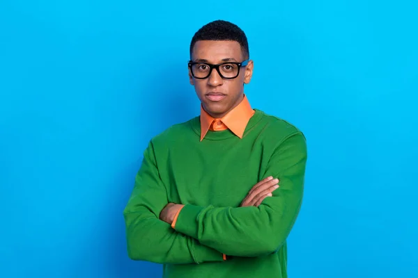 Porträtt Säker Snygg Smart Kille Bära Orange Skjorta Grön Pullover — Stockfoto