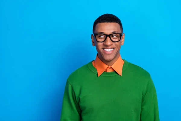 Retrato Tipo Optimista Buen Humor Vestido Camisa Naranja Bajo Gafas —  Fotos de Stock