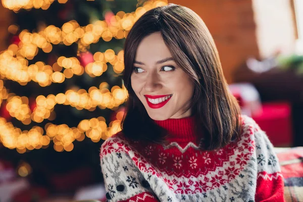 Φωτογραφία Από Ελκυστικό Χαρούμενο Νεαρό Κορίτσι Ακτινοβολούν Χαμόγελο Απολαύστε Χριστούγεννα — Φωτογραφία Αρχείου