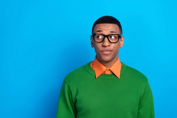 Porträtt Intelligent Omtänksam Kille Bära Orange Skjorta Grön Pullover Glasögon — Stockfoto