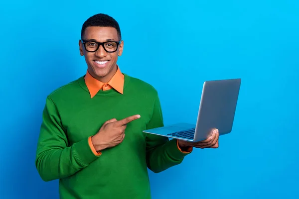 Retrato Chico Positivo Inteligente Camisa Naranja Bajo Jersey Verde Dirigiendo —  Fotos de Stock