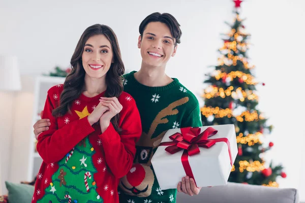 Foto Retrato Dos Personas Sonrientes Usan Suéteres Feos Navidad Sostienen —  Fotos de Stock