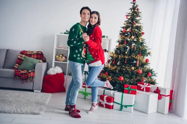 Full Size Porträt Von Zwei Schönen Friedlichen Menschen Umarmen Händchen — Stockfoto