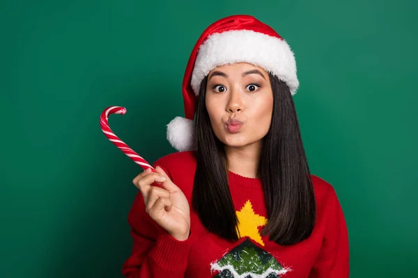 Fotografie Vzrušené Flirtující Dáma Nosit Červený Ošklivý Tisk Vánoční Svetr — Stock fotografie