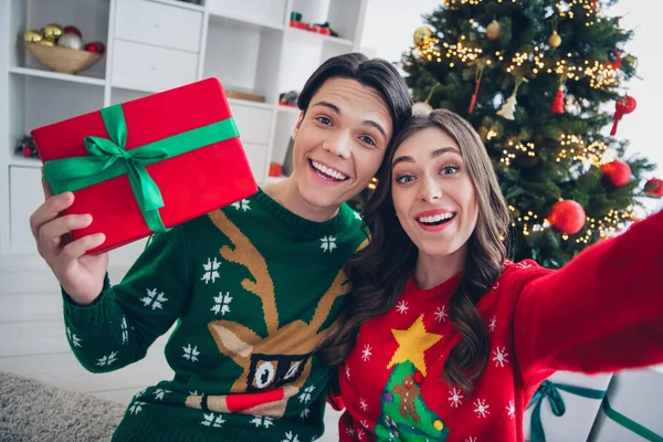 Porträt Zweier Fröhlich Überglücklicher Menschen Macht Selfie Mit Neujahrsgeschenkbox Haus — Stockfoto