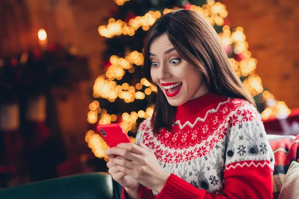 Portraitfoto Von Jungen Lustigen Aufgeregten Weihnachtsmädchen Tragen Hässlichen Pullover Halten — Stockfoto