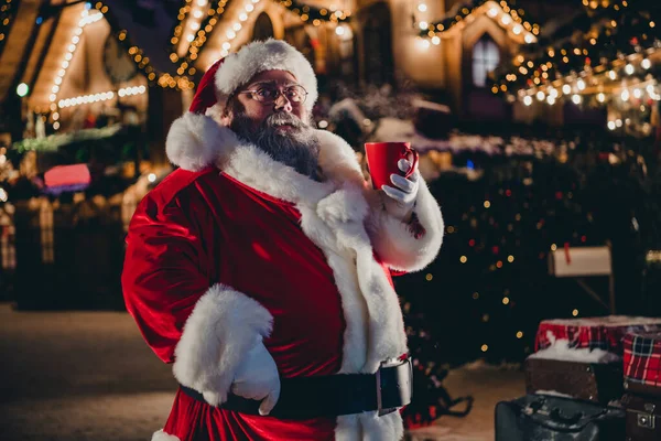 Fotografie Cool Velký Santa Clause Pohodlí Teplý Kabát Klobouk Těšit — Stock fotografie