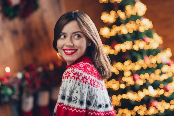 긍정적 여성의 사진은 스웨터를 장식품에는 근처에 성님의 — 스톡 사진