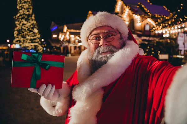 Zdjęcie Wesołego Człowieka Santa Claus Nagrywanie Wideo Pokazujące Zakup Pamiątki — Zdjęcie stockowe