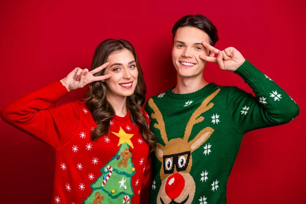 Photo Cheerful Sister Brother Wife Husband Wear Ugly Sweaters Show — Stock Photo, Image